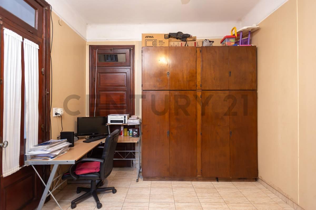 VENTA PERMUTA CASA 4 AMB CON COCHERA Y OFICINA APTA CREDITO EN CASEROS