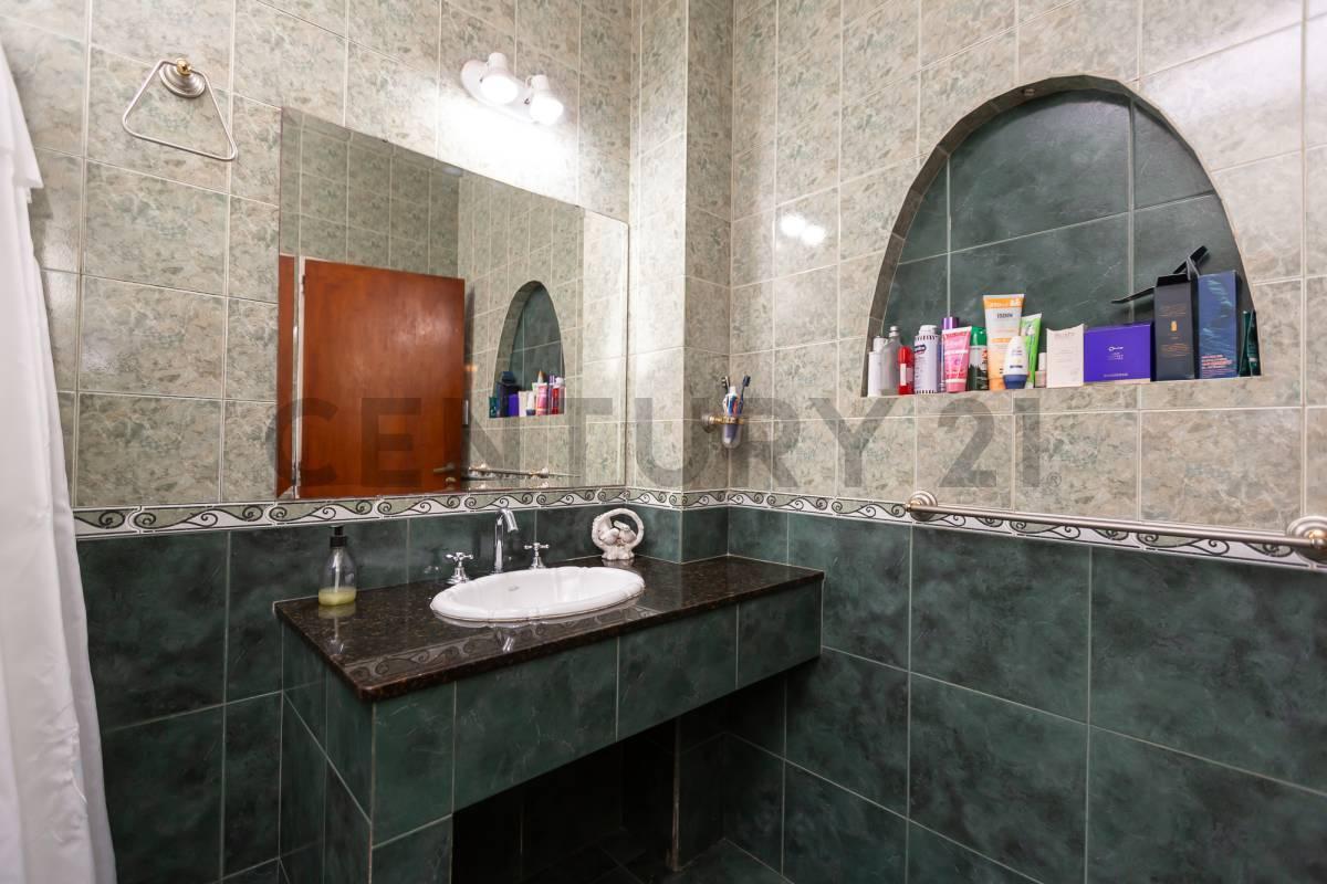 VENTA PERMUTA CASA 4 AMB CON COCHERA Y OFICINA APTA CREDITO EN CASEROS