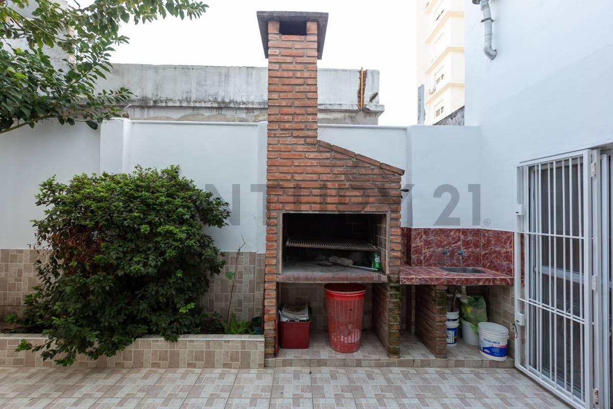 VENTA PERMUTA CASA 4 AMB CON COCHERA Y OFICINA APTA CREDITO EN CASEROS