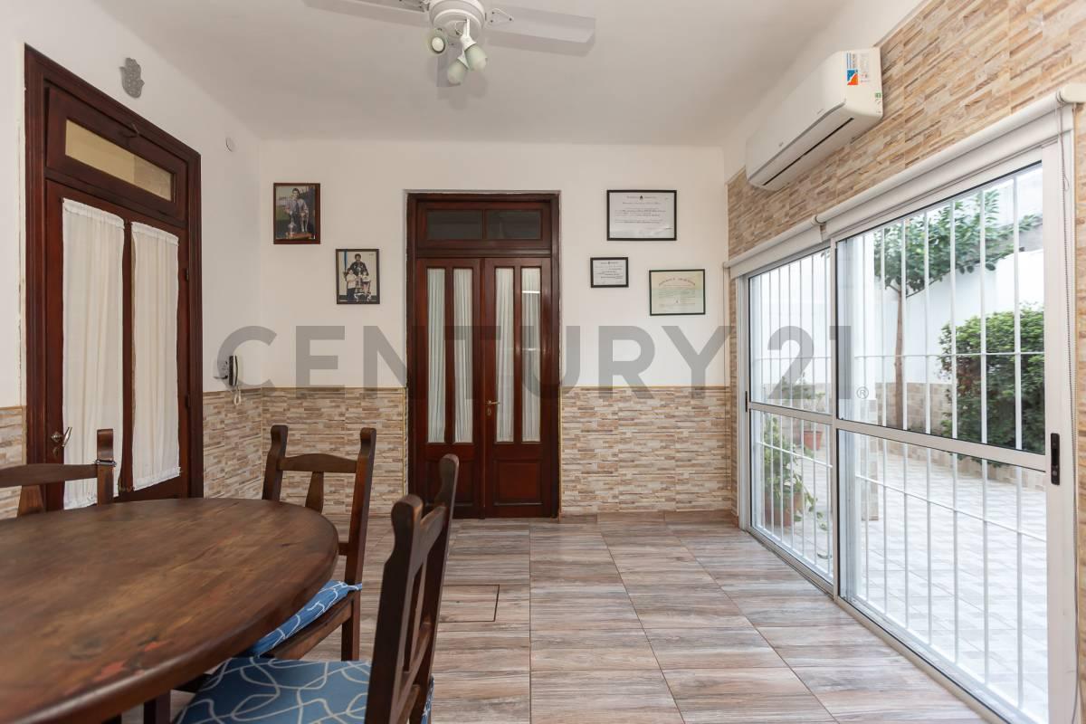VENTA PERMUTA CASA 4 AMB CON COCHERA Y OFICINA APTA CREDITO EN CASEROS
