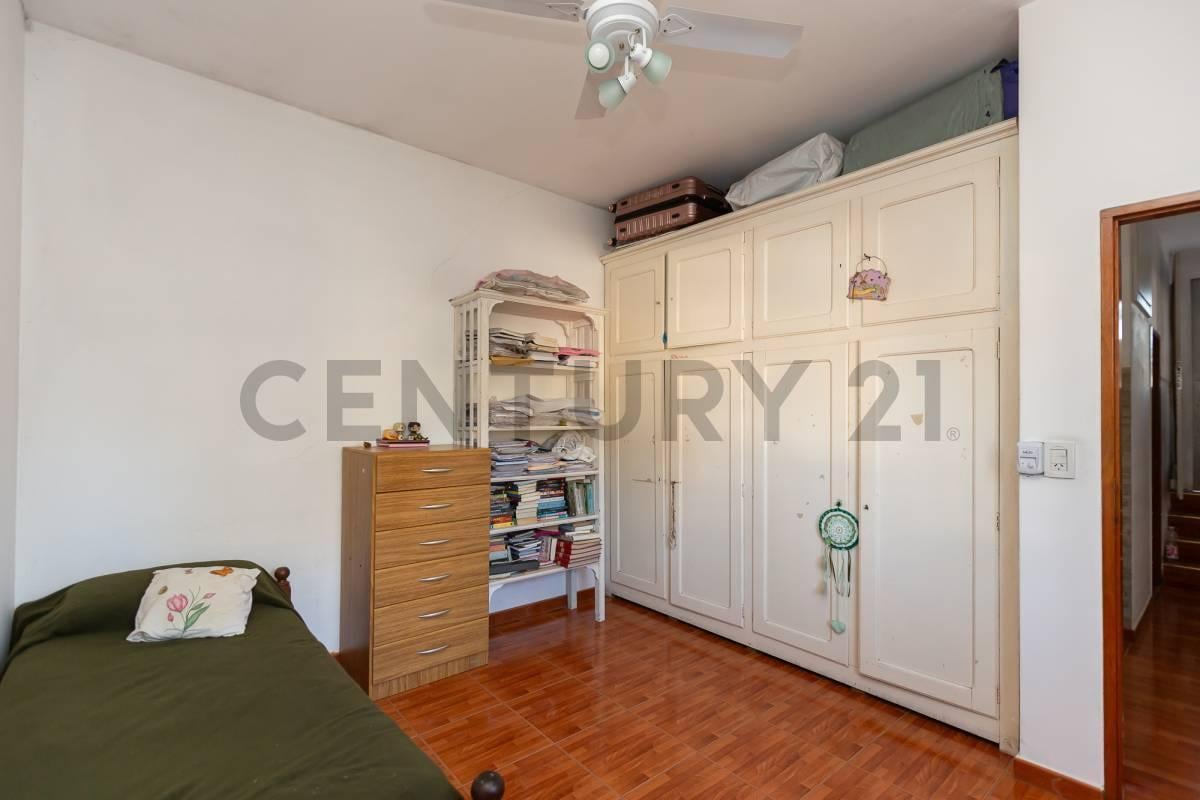 VENTA PERMUTA CASA 4 AMB CON COCHERA Y OFICINA APTA CREDITO EN CASEROS