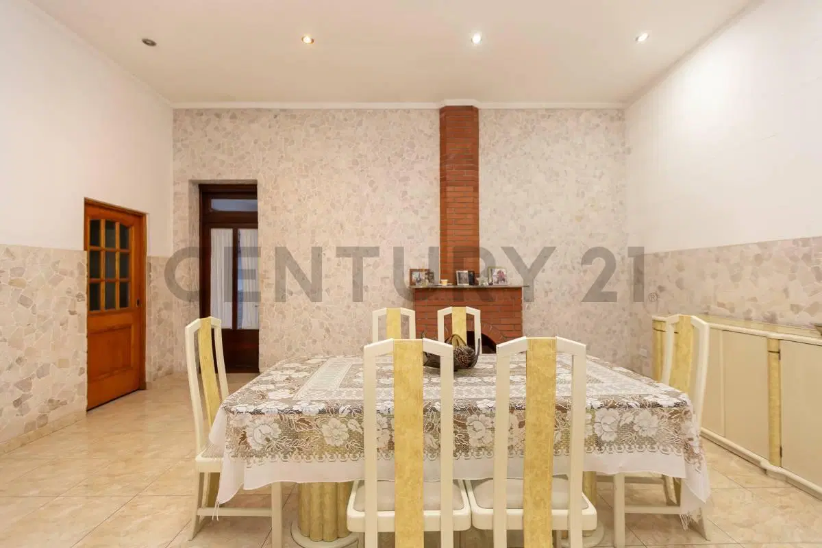 VENTA PERMUTA CASA 4 AMB CON COCHERA Y OFICINA APTA CREDITO EN CASEROS 2
