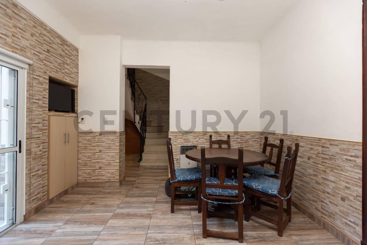 VENTA PERMUTA CASA 4 AMB CON COCHERA Y OFICINA APTA CREDITO EN CASEROS
