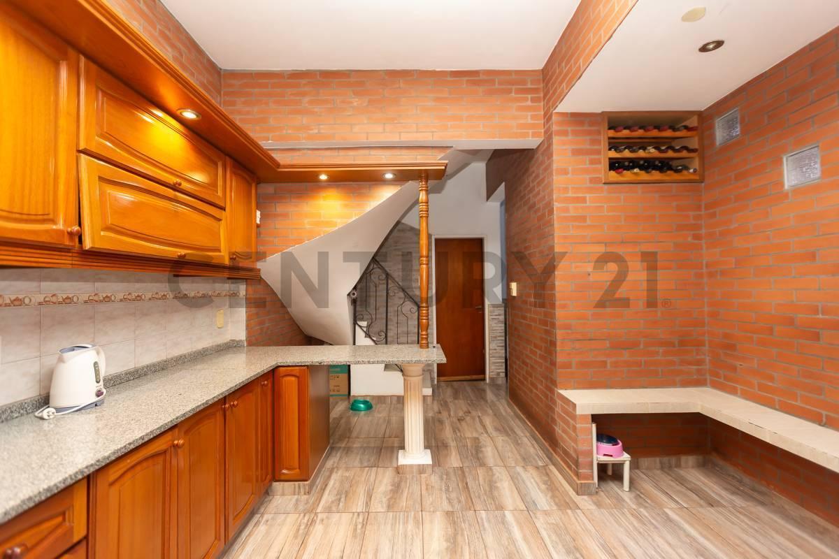 VENTA PERMUTA CASA 4 AMB CON COCHERA Y OFICINA APTA CREDITO EN CASEROS