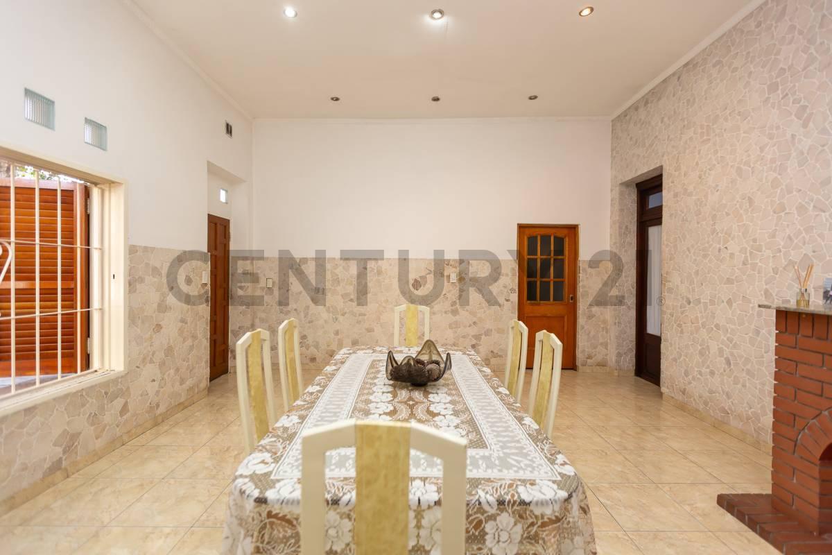 VENTA PERMUTA CASA 4 AMB CON COCHERA Y OFICINA APTA CREDITO EN CASEROS
