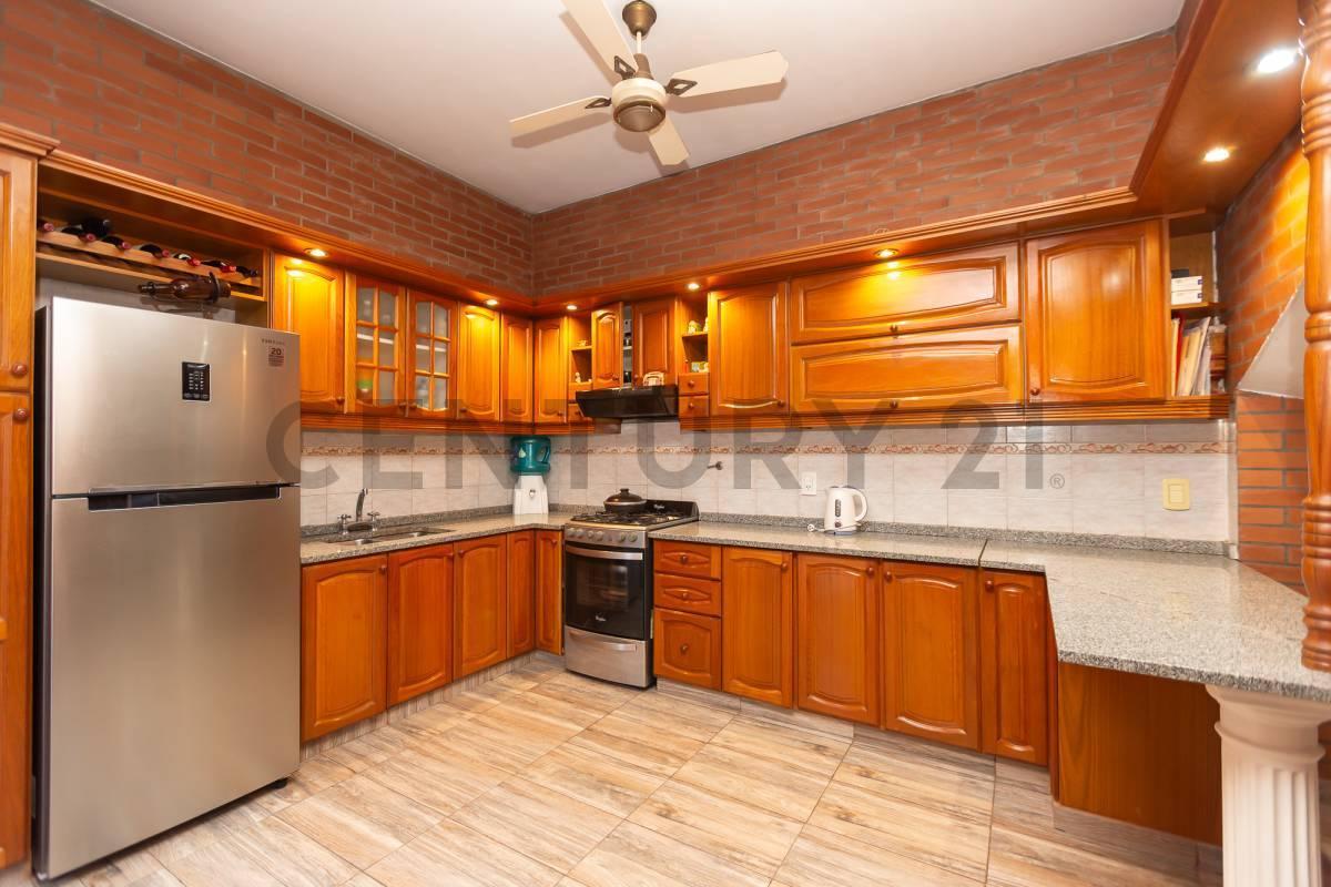VENTA PERMUTA CASA 4 AMB CON COCHERA Y OFICINA APTA CREDITO EN CASEROS