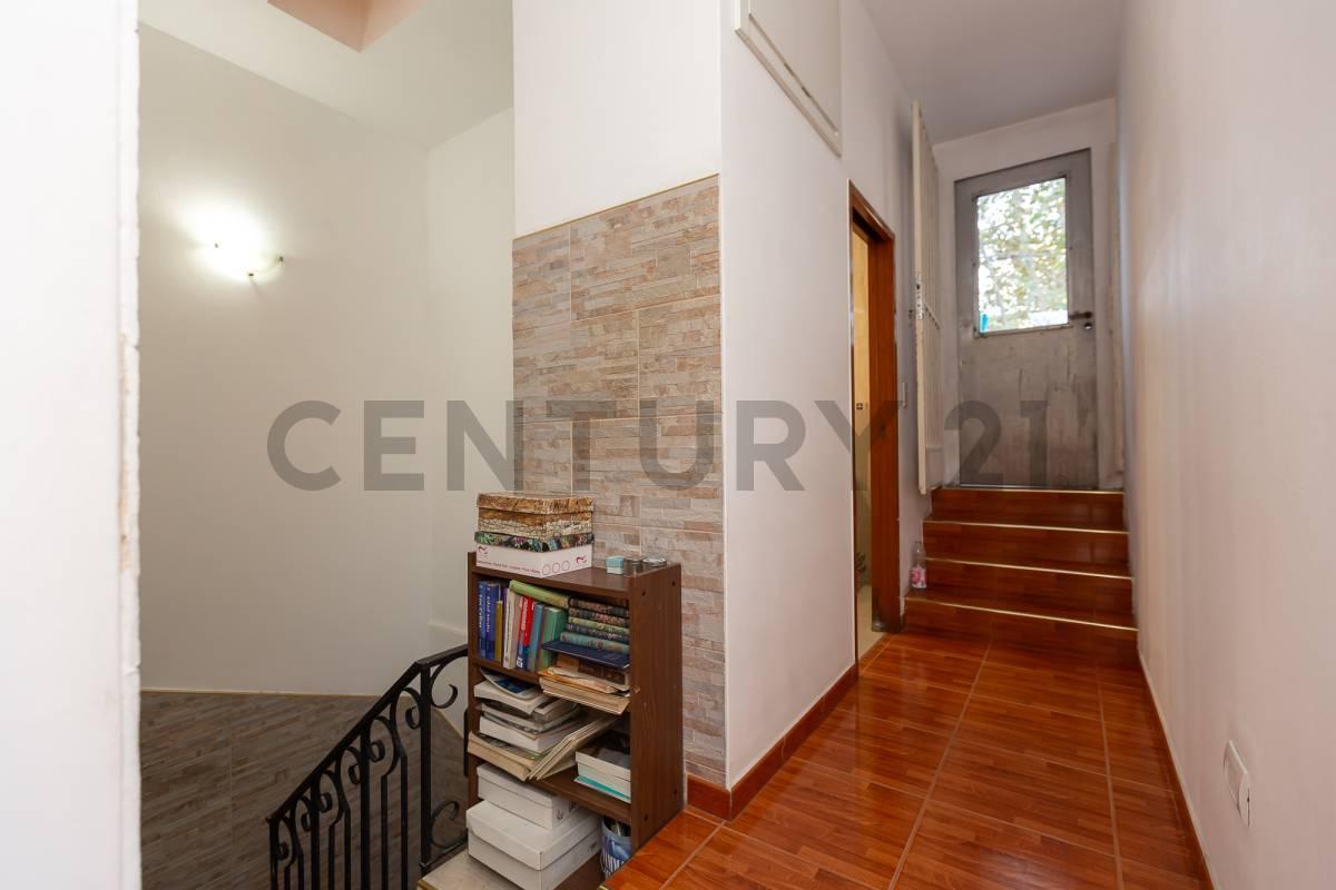 VENTA PERMUTA CASA 4 AMB CON COCHERA Y OFICINA APTA CREDITO EN CASEROS