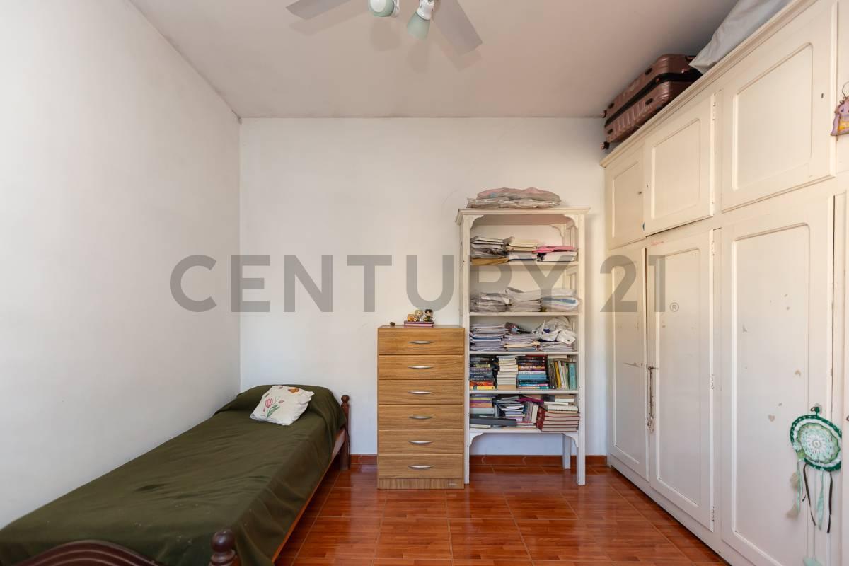 VENTA PERMUTA CASA 4 AMB CON COCHERA Y OFICINA APTA CREDITO EN CASEROS