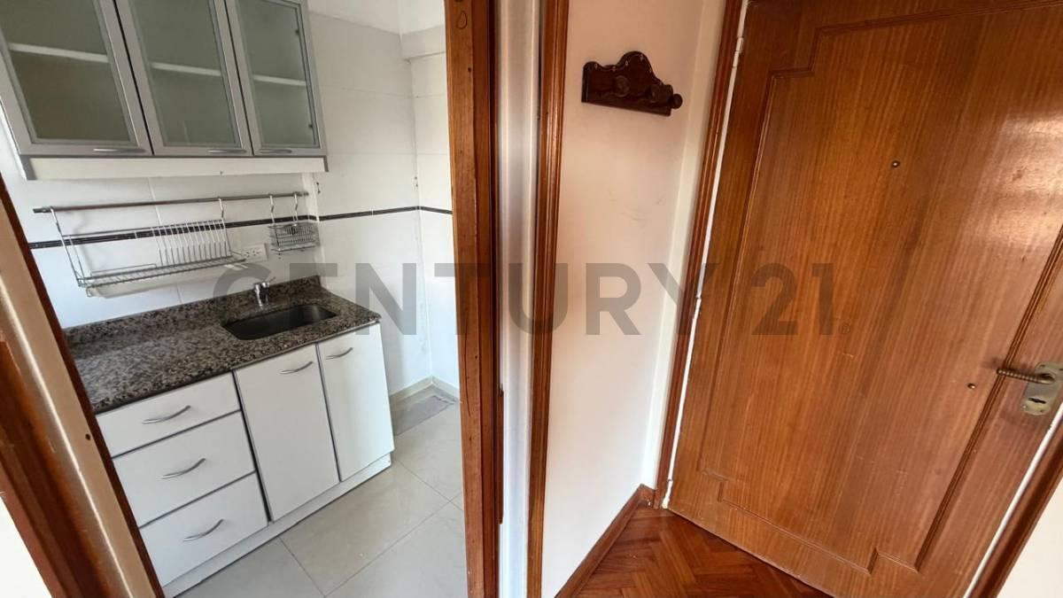 Foto de Alquiler Olivos 2 Ambientes con Cochera Fija Cubierta – Av. del, imagen 3
