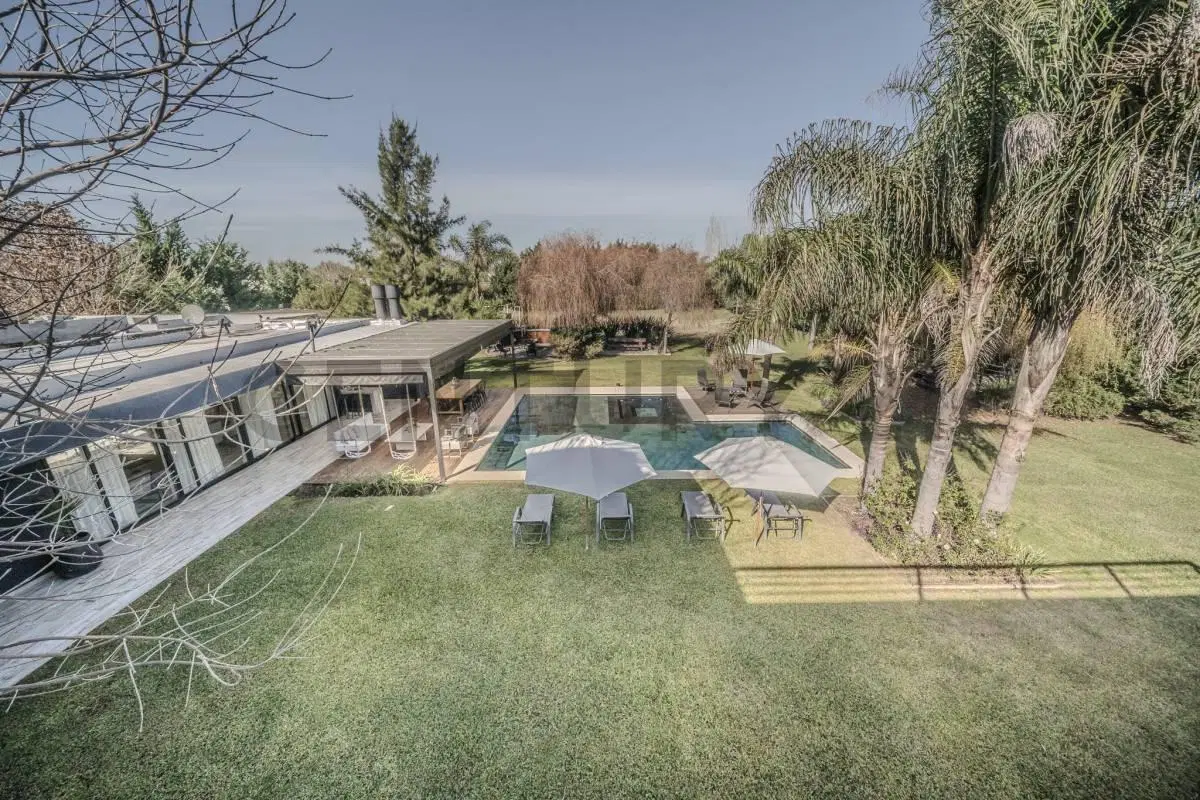 VENTA CASA 7 AMBIENTES - COMARCAS LUJAN 2