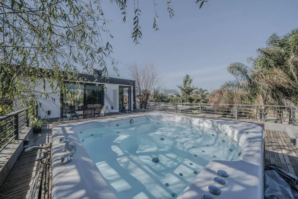 VENTA CASA 7 AMBIENTES - COMARCAS LUJAN 2