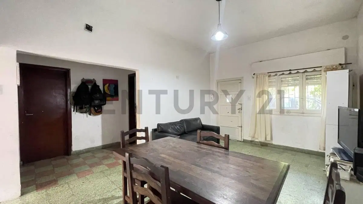 Venta PH al frente 4 ambientes con entrada independiente, patio y terraza. APTO CRÉDITO 3