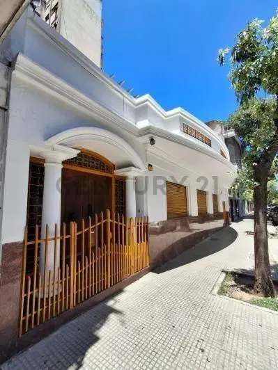 Casa doble frente. Destino Comercial. Garage, Terraza y  2 patios internos. Super Luminosa. Excelent 3