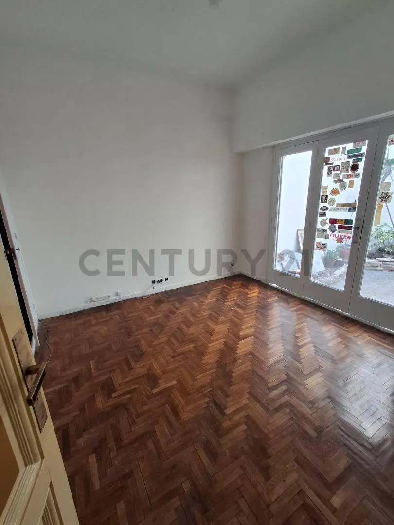 Casa doble frente. Destino Comercial. Garage, Terraza y  2 patios internos. Super Luminosa. Excelent 4