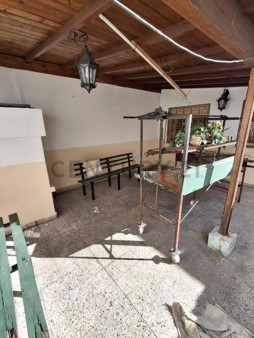 Casa doble frente. Destino Comercial. Garage, Terraza y  2 patios internos. Super Luminosa. Excelent 2