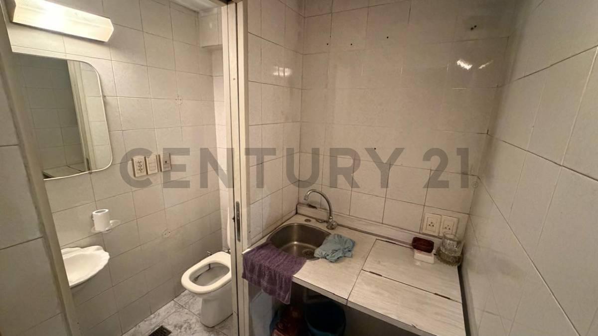 Foto de Oficina 4 Ambientes con Patio y 2 Baños en Tribunales – Bajas Expensas, imagen 2