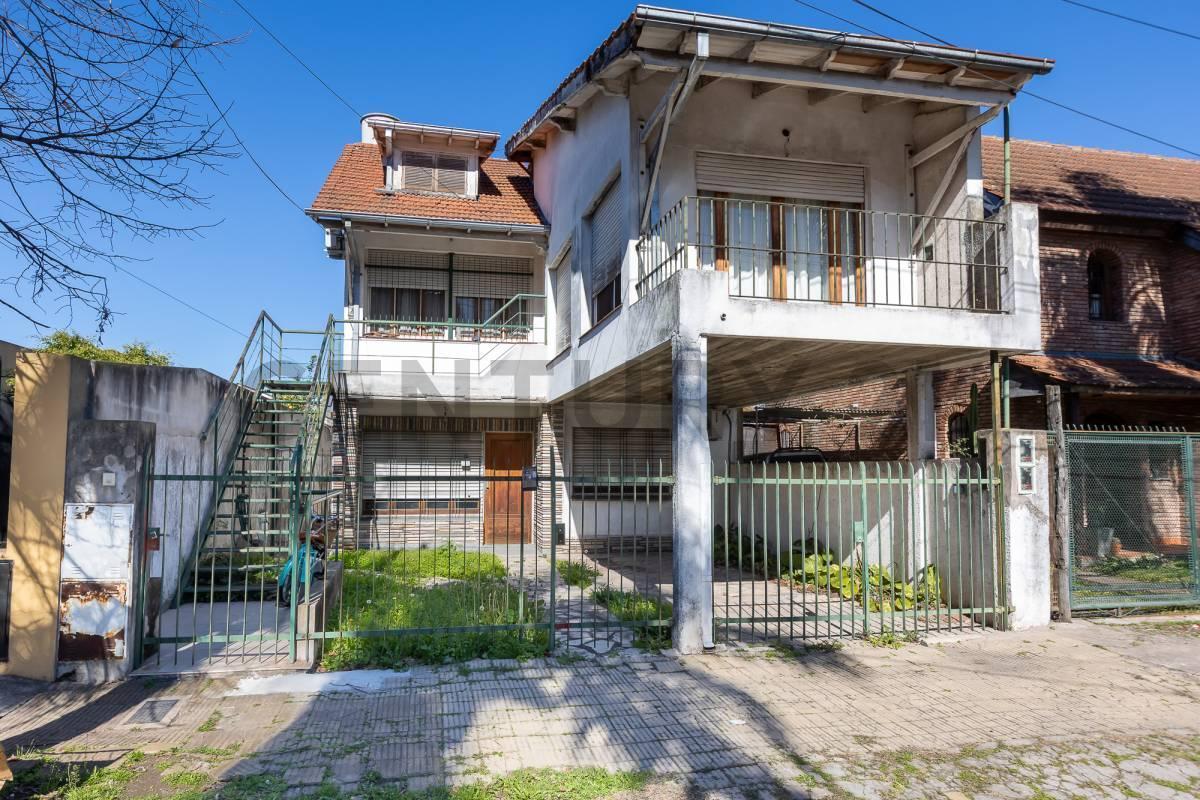 Foto de PH TIPO CASA 3 AMBIENTES c/COCHERA y JARDÍN – VILLA BALLESTER. Permuta, imagen 1