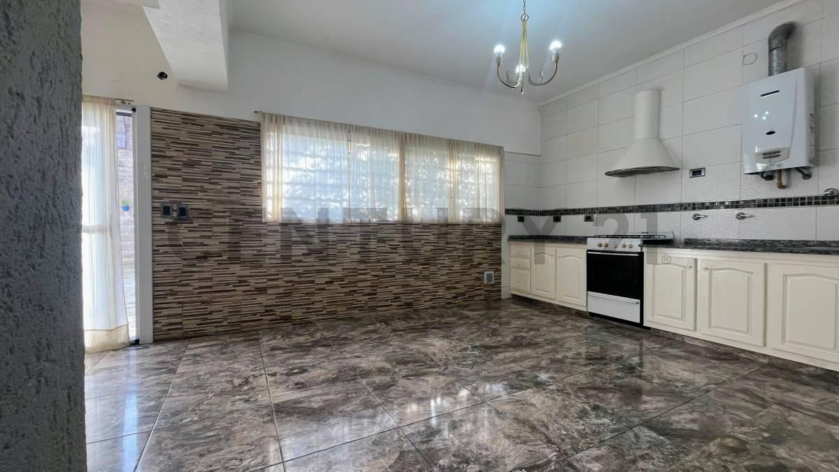 Foto de ALQUILER 3 AMBIENTES CON COCHERA Y PATIO CASEROS NORTE, imagen 1