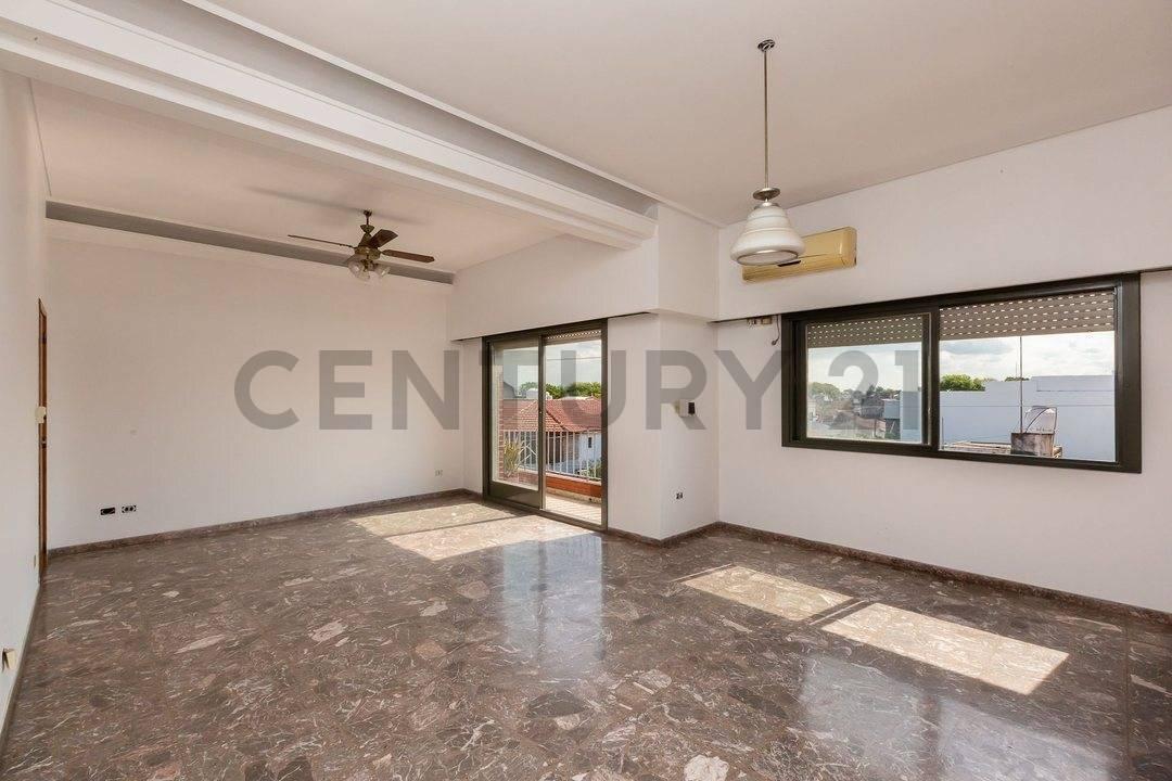 Foto de Vendemos 3 ambientes con terraza propia - Permuta., imagen 2