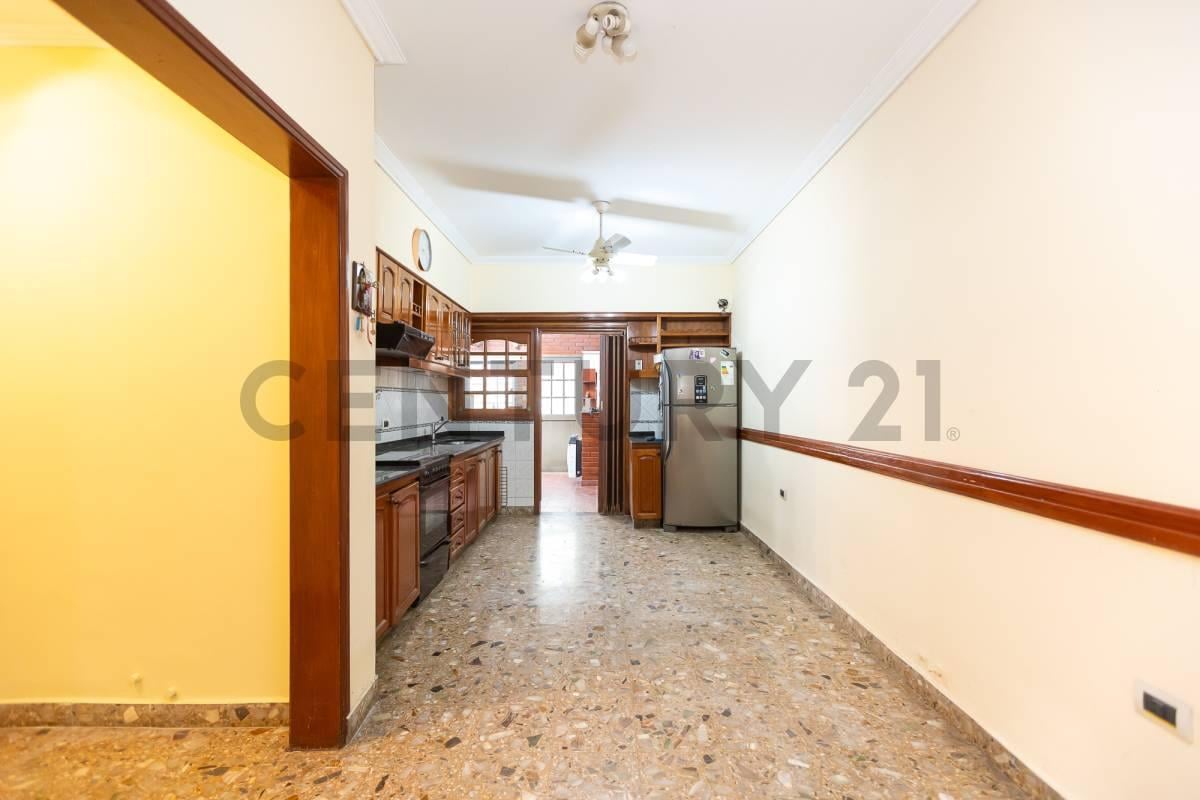 Foto de VENTA - PERMUTA CASA 4 AMB EN CASEROS CON COCHERA, imagen 2