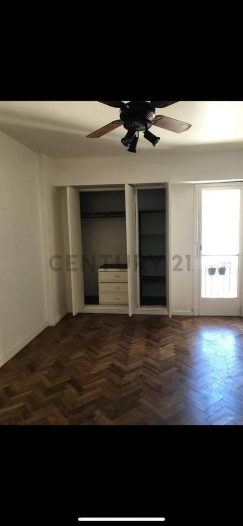 Foto de Monoambiente luminoso en venta en Recoleta – Ideal para reciclar, imagen 1