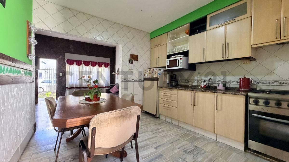Foto de Venta Casa 3 ambientes con garage, jardín, patio y quincho – Sarandí, imagen 4