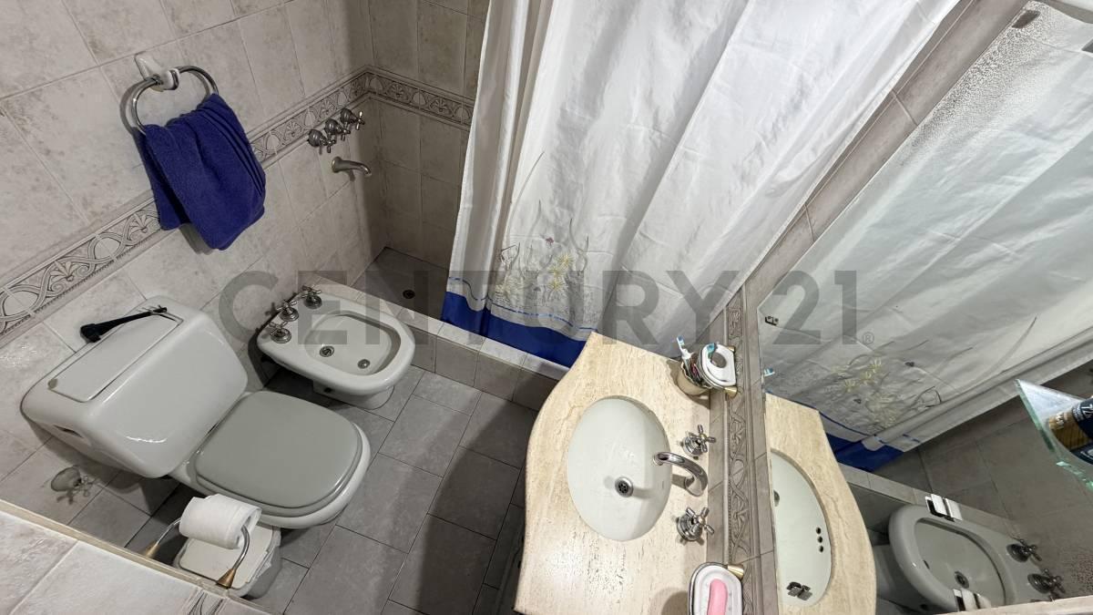 Foto de Venta Casa 3 ambientes con garage, jardín, patio y quincho – Sarandí, imagen 2