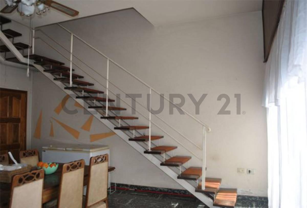 Foto de Venta Casa con 3 habitaciones garaje y jardin ACEPTA PERMUTA EN CABA, imagen 4