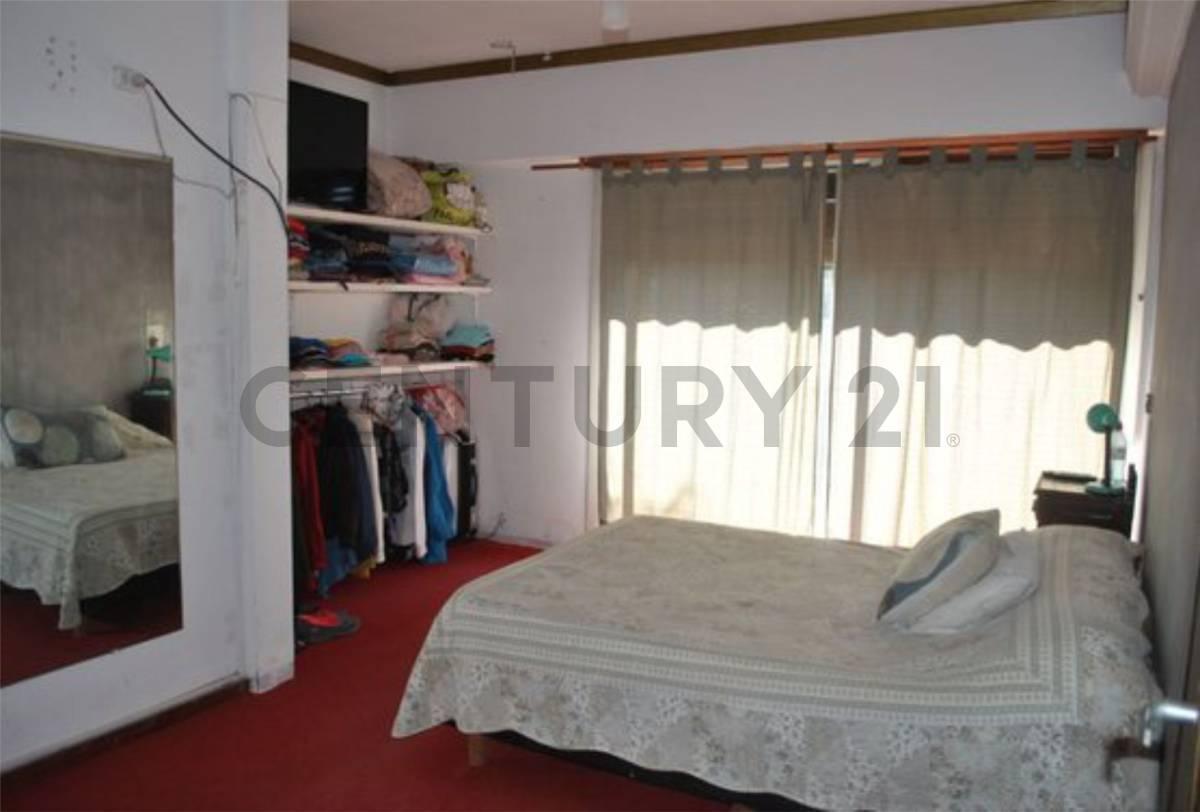Foto de Venta Casa con 3 habitaciones garaje y jardin ACEPTA PERMUTA EN CABA, imagen 5