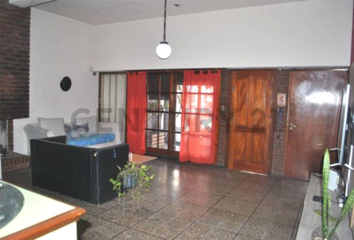 Foto de Venta Casa con 3 habitaciones garaje y jardin ACEPTA PERMUTA EN CABA, imagen 3