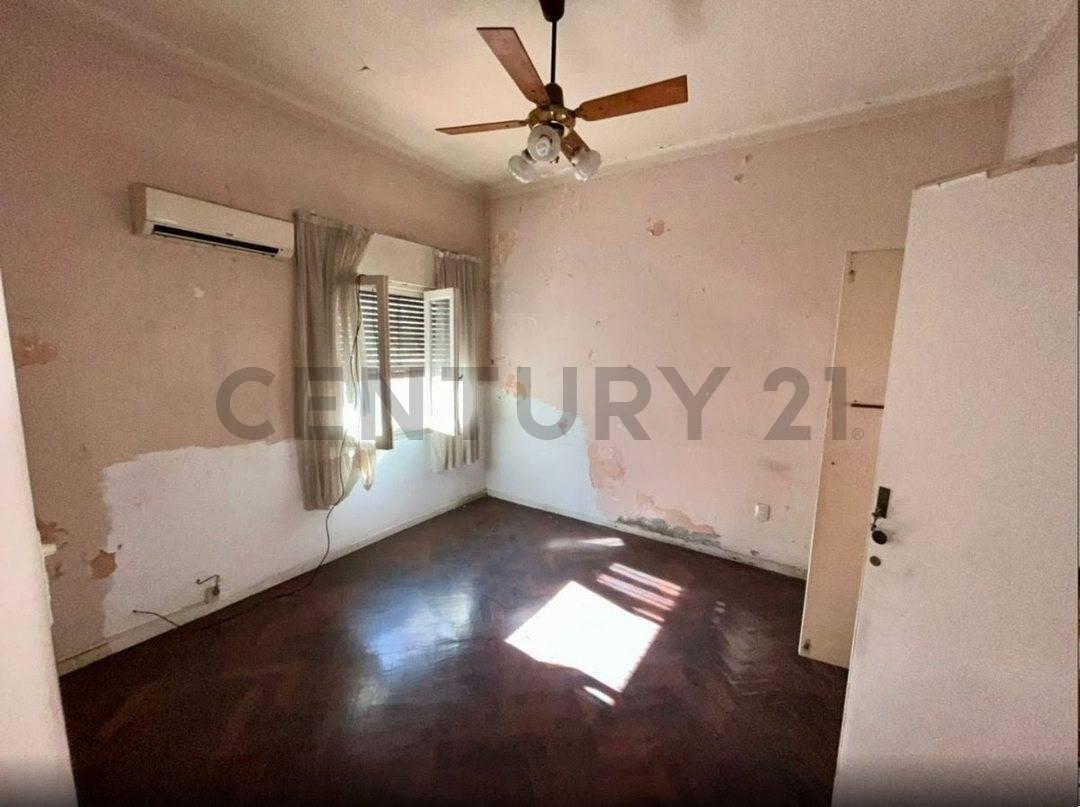 Foto de VENTA DE CASA 3 AMBIENTES, GARAJE, PATIO, EN MORÓN, imagen 2