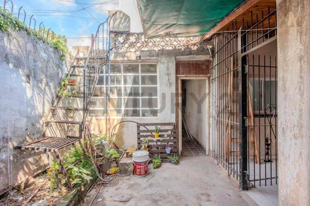 Foto de VENTA PH 5 AMB COCH Y PATIO V. SARMIENTO - PERMUTA, imagen 2
