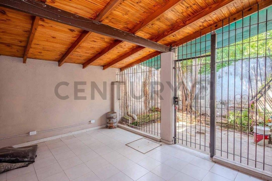 Foto de VENTA PH 5 AMB COCH Y PATIO V. SARMIENTO - PERMUTA, imagen 1