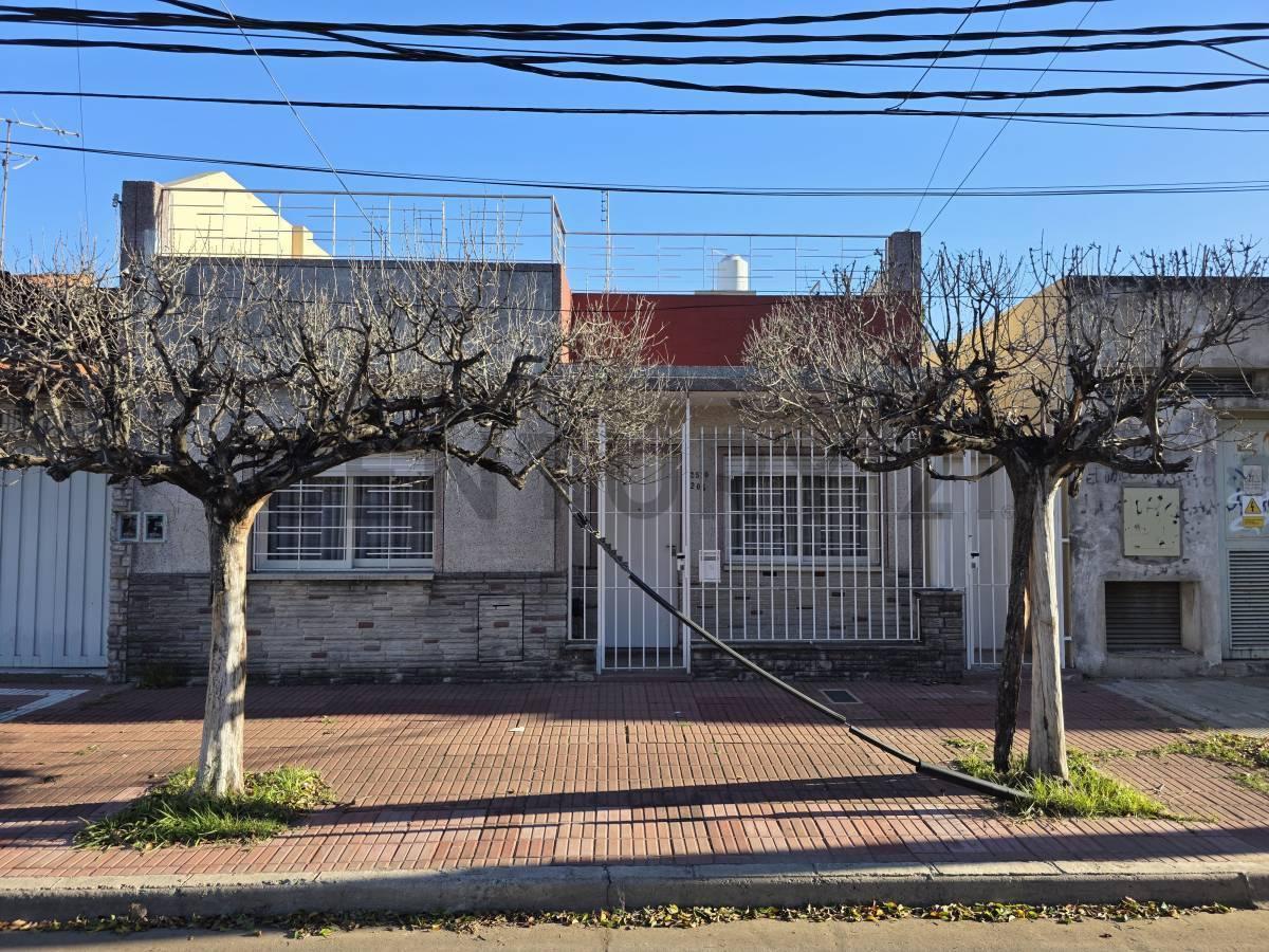 Foto de VENTA CASA 4 AMBIENTES, CON PARQUE, PARRILLA, EN SAN MARTIN ACEPTA, imagen 2
