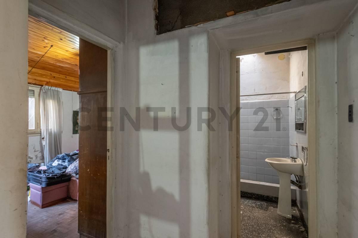 Foto de Se Vende casa con Jardín y cochera a refaccionar, imagen 4