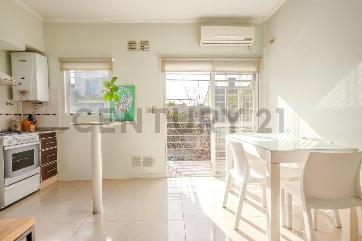 Foto de Departamento 2 amb con balcón y cochera PERMUTA, imagen 2