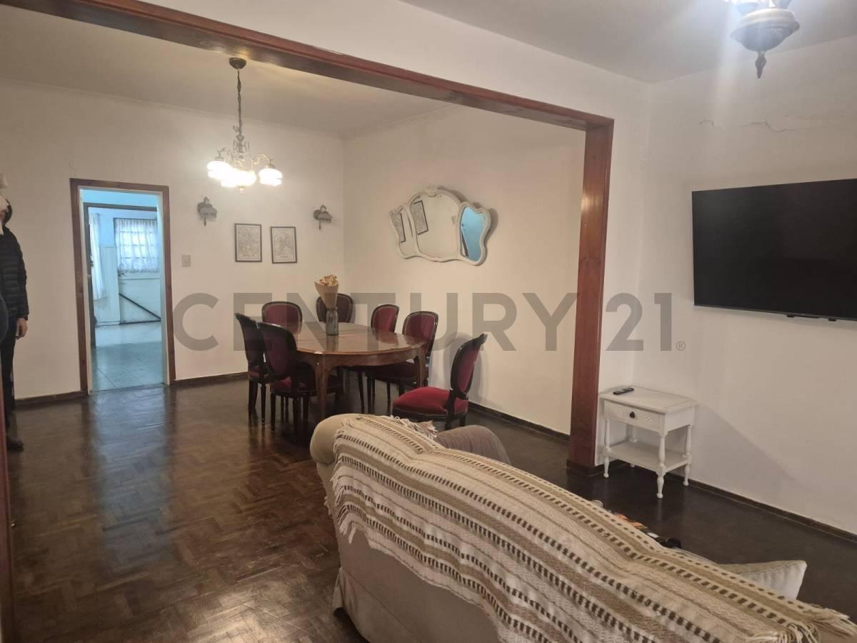 Foto de Excelente chalet en dos plantas de 5 ambientes con jardín, cochera y, imagen 3