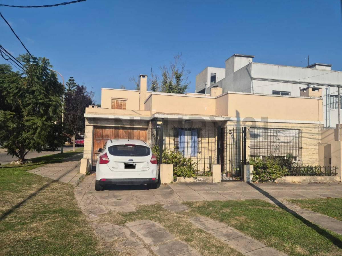 Foto de Excelente chalet en dos plantas de 5 ambientes con jardín, cochera y, imagen 1