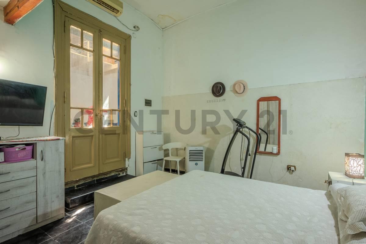 Foto de VENTA PH 3 AMBIENTES CON TERRAZA PROPIA EN FLORES - PERMUTA, imagen 2