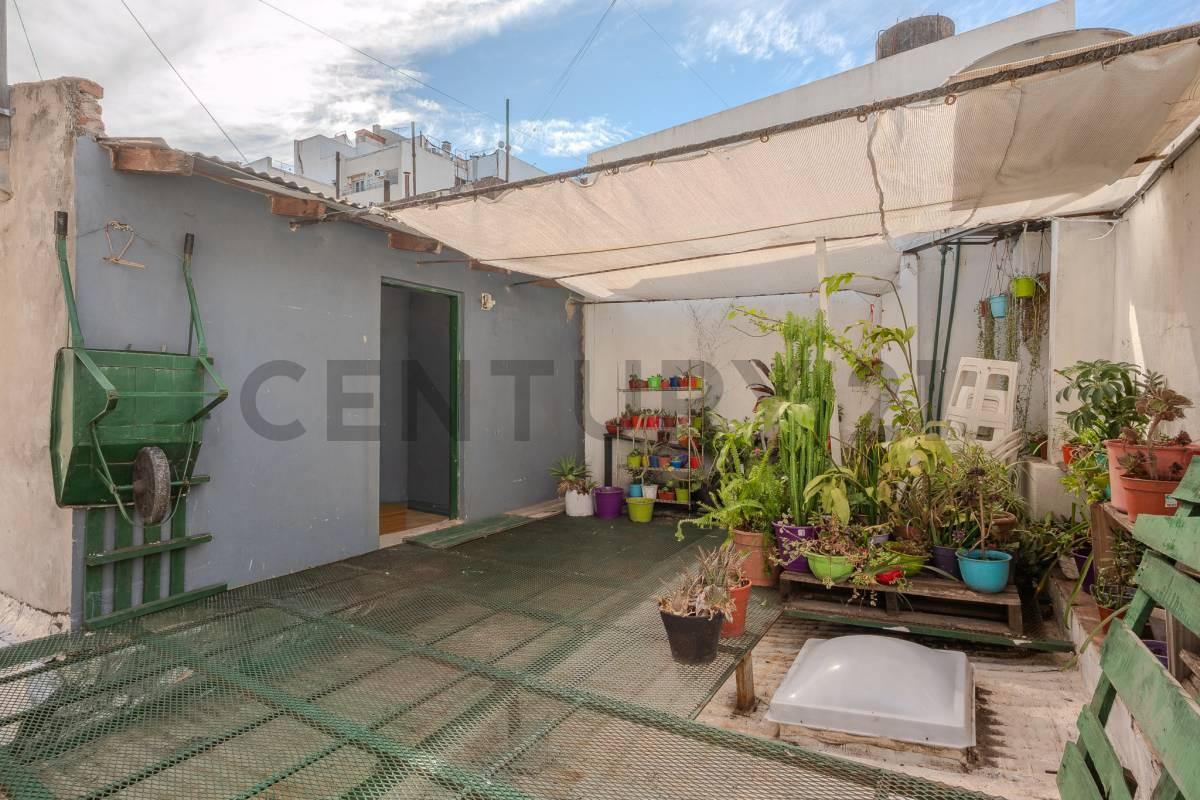 Foto de VENTA PH 3 AMBIENTES CON TERRAZA PROPIA EN FLORES - PERMUTA, imagen 1
