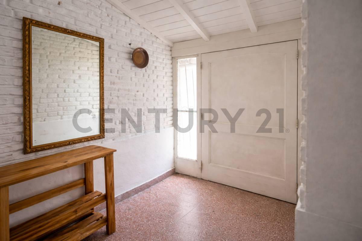 Foto de Chalet 4 ambientes en venta en Haedo con parque, galería cubierta y, imagen 1