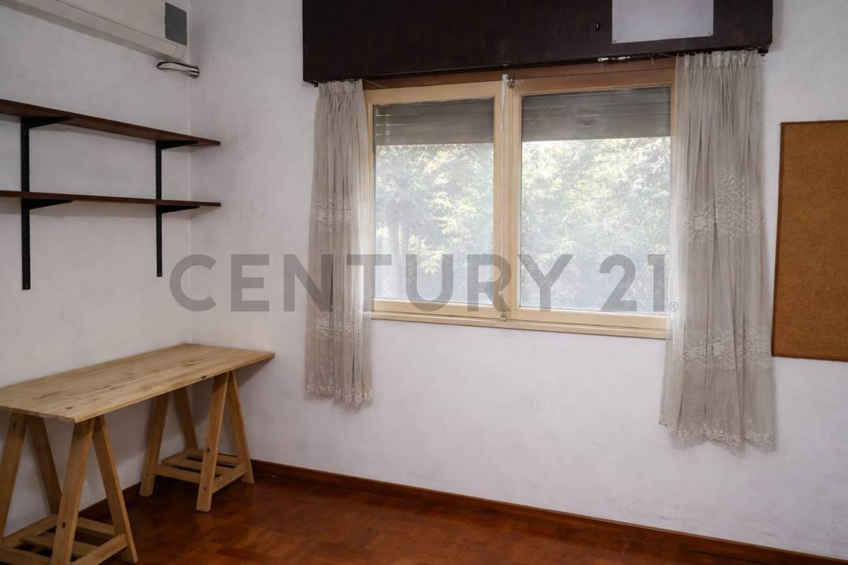Foto de Chalet 4 ambientes en venta en Haedo con parque, galería cubierta y, imagen 2