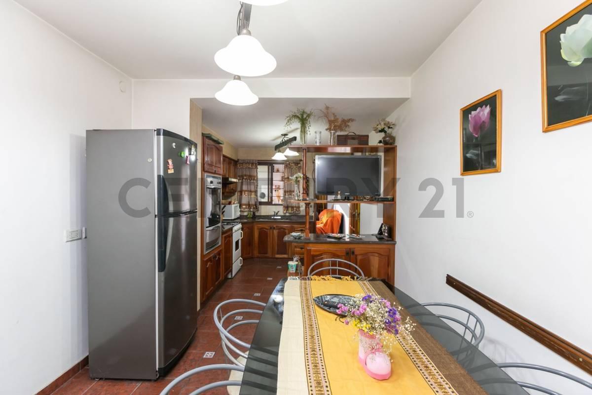 Foto de Venta casa 5 amb c pileta garage y quincho PERMUTA, imagen 2