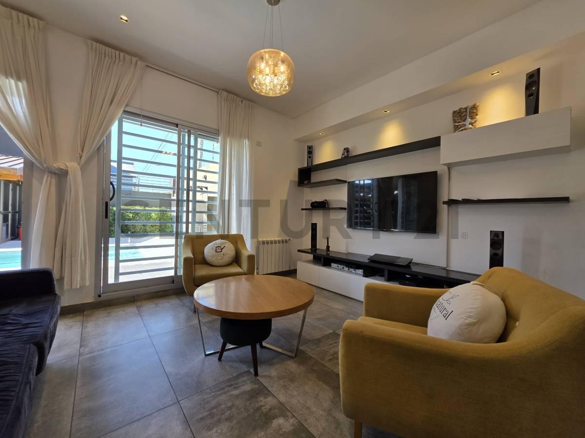Foto de VENTA | Casa 5 Ambientes con Parque Pileta y Quincho 2 Cocheras en, imagen 4