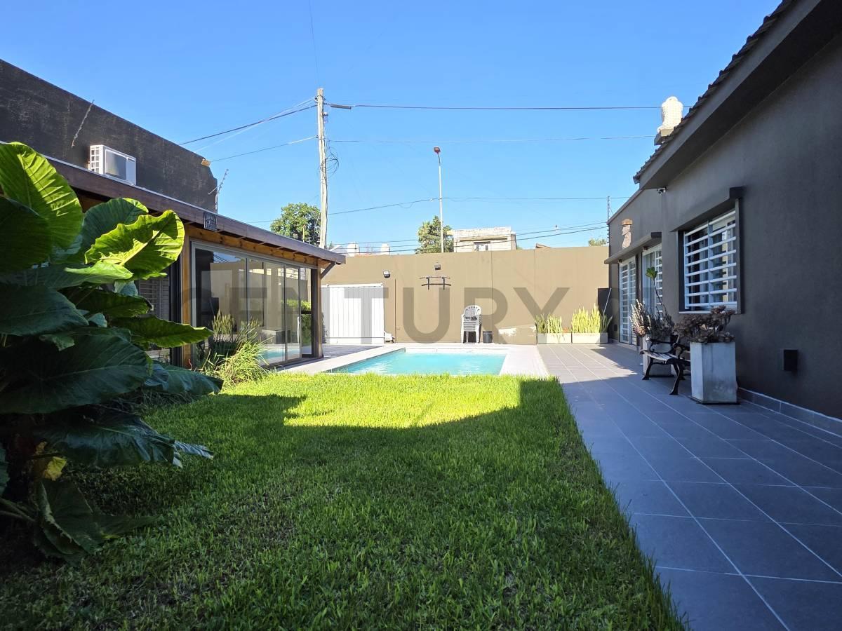 Foto de VENTA | Casa 5 Ambientes con Parque Pileta y Quincho 2 Cocheras en, imagen 1