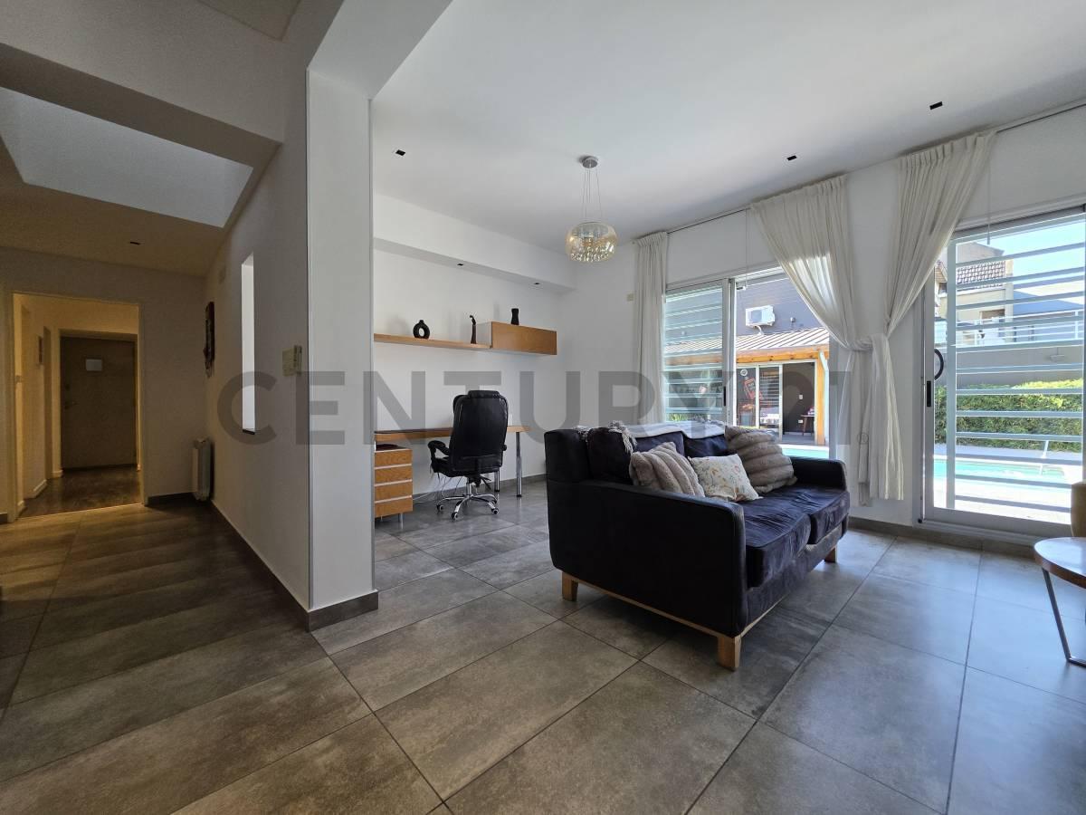 Foto de VENTA | Casa 5 Ambientes con Parque Pileta y Quincho 2 Cocheras en, imagen 2