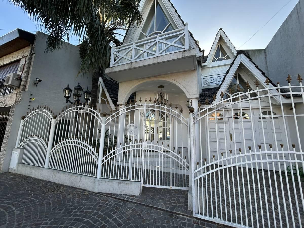Foto de VENTA - PERMUTA CASA 4 AMB EN RAMOS MEJIA, imagen 1