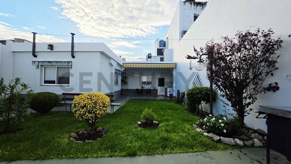 Foto de VTA CASA 4 AMB JARDIN/COCHERA RAMOS PERMUTA, imagen 1