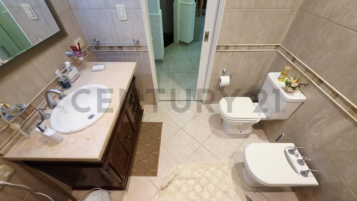 Foto de VTA CASA 4 AMB JARDIN/COCHERA RAMOS PERMUTA, imagen 2