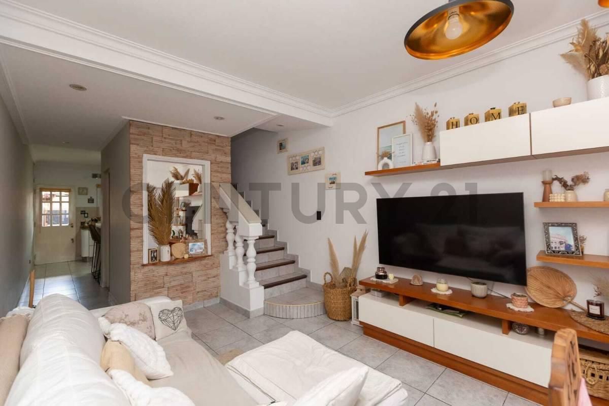 Foto de VENTA DÚPLEX DE 3 AMBIENTES CON PARQUE Y PARRILLA - PERMUTA, imagen 1